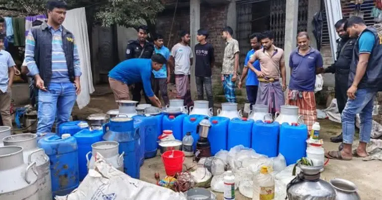 জব্দ করা ভেজাল দুধ